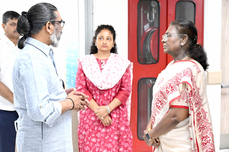 Prez Murmu visits ailing Shibu Soren at Ganga Ram Hospital, meets Hemant Soren and family