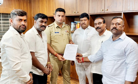 <div>K’taka Congress protests against BJP for comparing Indira Gandhi to Hitler; lodges FIR</div>