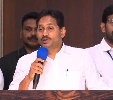 <div>‘Make use of social media’: Former Andhra CM Jagan Mohan Reddy to YSRCP youth workers</div>
