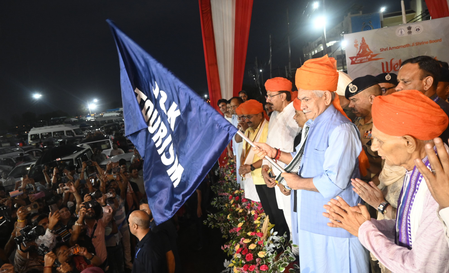 <div>J&K L-G flags off first batch of Amarnath Yatra pilgrims from Jammu amid tight security arrangements</div>