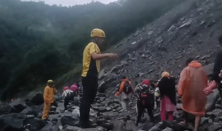 <div>SDRF rescues 40 devotees stranded after landslide in Uttarakhand’s Sonprayag</div>