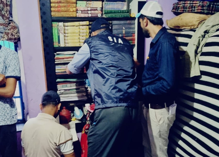 <div>J&K SIA raids two places in connection with non-local killing case</div>