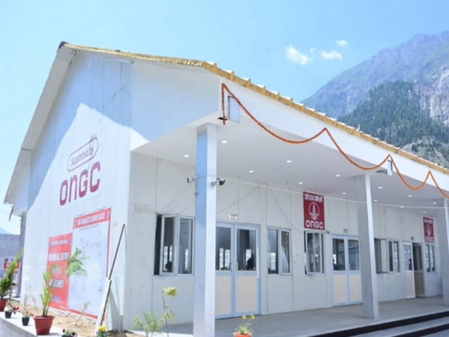 <div>Union Minister Hardeep Puri, J&K L-G inaugurate Yatri Niwas in Baltal base camp</div>
