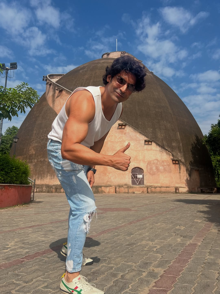 Proud son of Bihar Gurmeet Choudhary enjoys Litti Chokha during his Patna visit