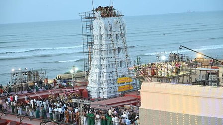 <div>Consecration ceremony at TN’s Subramanya Swami temple draws thousands of devotees</div>