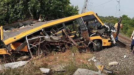 <div>Train rams into school van near unmanned railway gate in TN’s Cuddalore, 3 children killed</div>