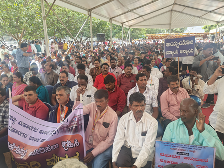 <div>Civic staffers, officers of 10 municipalities go on mass leave, stage protest against K’taka govt</div>