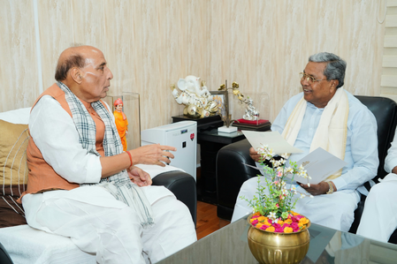 <div>K’taka CM meets Rajnath Singh, demands allocation of land for critical infra projects in B’luru</div>