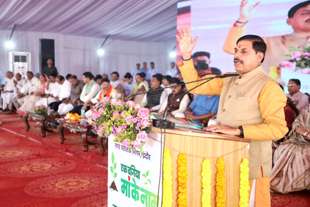 <div>MP CM plants sapling for ‘Ek Bagiya Maa Ke Naam’ campaign in Indore</div>