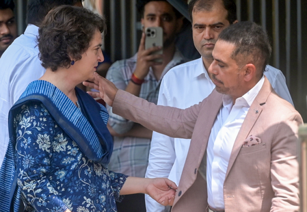 Robert Vadra ducked questions on ties with UK-based arms consultant Sanjay Bandari: ED Sources (Lead)