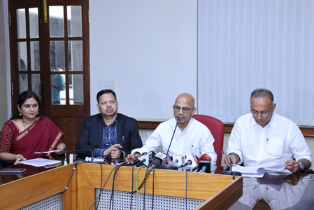 <div>No link to heart attacks: Don’t doubt Covid jabs, get yearly cardiac check-up, says K’taka Minister</div>
