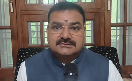 <div>Congress’ memory has weakened, says UP Minister Gangwar on Udit Raj’s caste jibe</div>