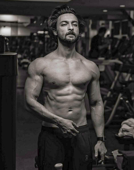 Aayush Sharma flaunts washboard abs: Comeback toh Zabardast hona chahiye