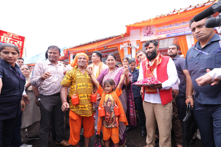 Delhi CM Rekha Gupta greets Kanwar pilgrims with flowers in East Delhi
