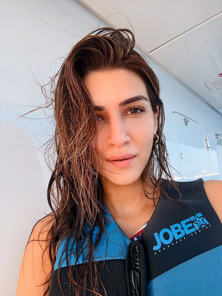 <div>Kriti Sanon recreates Zeenat Aman’s ‘Samundar Mein Naha Ke’ vibes during her holiday</div>