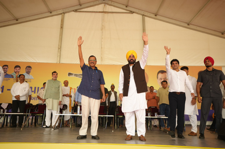 Punjab CM, Kejriwal join Gujarat farmers’ protest over milk price row
