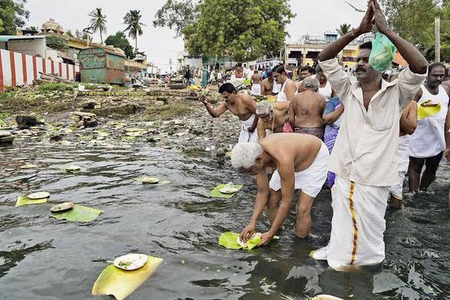 <div>Devotees flock to Cauvery river for ‘Aadi Amavasya’ rituals</div>