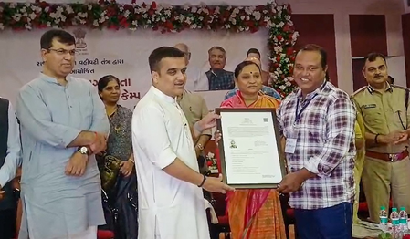 <div>185 Pakistani refugees granted Indian citizenship in Gujrat’s Rajkot</div>