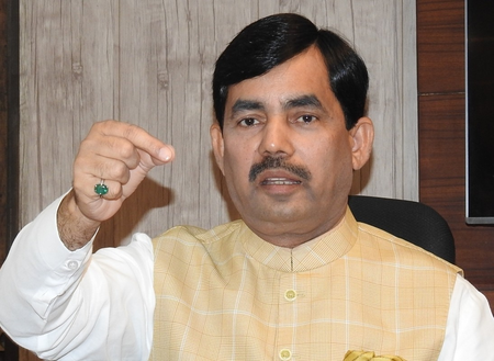 <div>‘Lalu’s love for his son’: Shahnawaz Hussain slams RJD chief’s praise for Tejashwi Yadav</div>