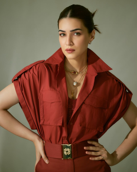 <div>Kriti Sanon turns 35: Kareena Kapoor, Varun Dhawan & Dhanush pen heartfelt wishes</div>