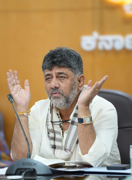<div>Debate on return of Cong chief Kharge to K’taka politics is okay, but not in public: Dy CM Shivakumar</div>