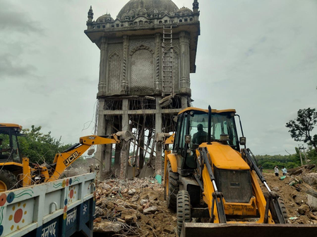<div>UP: Anti-encroachment drive continues, ‘illegal’ mazar in Shravasti razed</div>