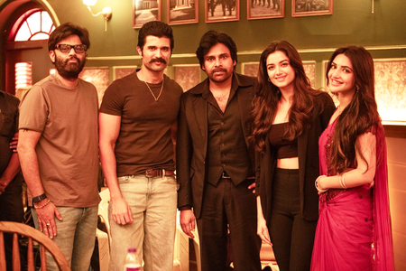 <div>Vijay Deverakonda’s ‘Kingdom’ team calls on Pawan Kalyan on the sets of ‘Ustaad Bhagat Singh’</div>