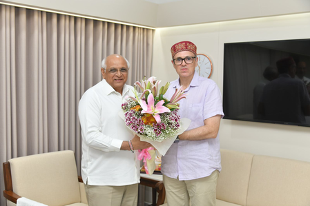 <div>J&K CM Omar in Gujarat to woo tourists back to Kashmir post-Pahalgam attack</div>