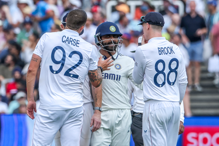 <div>3rd Test: Ravindra Jadeja-Brydon Carse involved in heated collision at Lord’s</div>