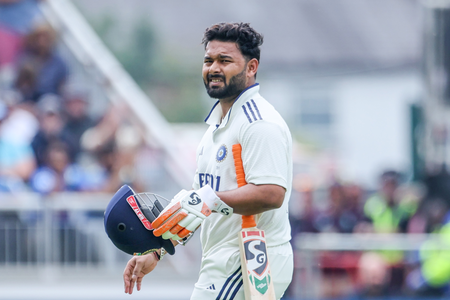<div>Ex-England cricketer David Lloyd accuses Pant of ‘milking’ his injury</div>