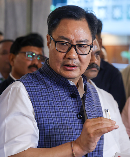 <div>Quoting SC, Kiren Rijiju says Rahul Gandhi rebuked for ‘irresponsible’ Chinese occupying Indian territory claim</div>