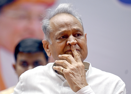 <div>Gehlot questions EC’s impartiality, accuses poll panel of bias (Ld)</div>