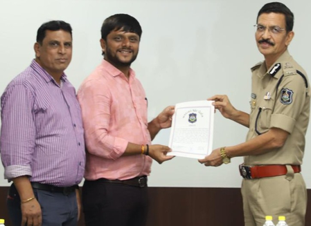 Gujarat Police felicitates citizens for cracking Sarkhej Roza theft case