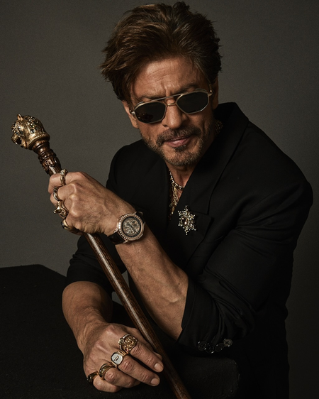 <div>SRK thanks Shashi Tharoor in politician’s inimitable style</div>