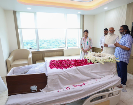 <div>‘My thoughts are with Hemant ji’: PM Modi pays tribute to Shibu Soren at Ganga Ram hospital, expresses condolences to family</div>