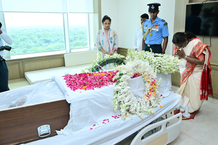 President Droupadi Murmu pays last respects to Shibu Soren at Sir Ganga Ram Hospital, offers condolences to family