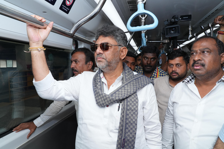 <div>K’taka Dy CM Shivakumar appeals to striking RTC staffers to cooperate</div>
