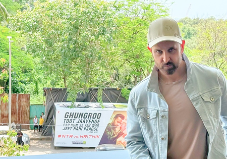 <div>Hrithik Roshan says ‘challenge accepted’ after Jr NTR brings the war in front of his house</div>