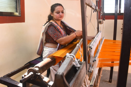 <div>Gujarat’s handloom sector records Rs 290 crore in sales for 2024–25: Govt</div>