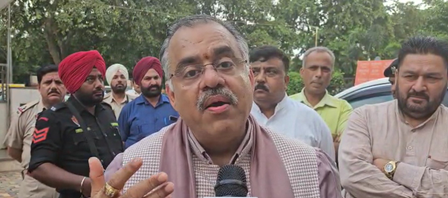 <div>‘Speaking against PM Modi is like spitting on the moon’: BJP’s Tarun Chugh</div>