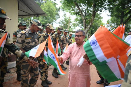 <div>Tripura Minister hands over tricolour to BSF jawans under ‘Har Ghar Tiranga’ campaign</div>