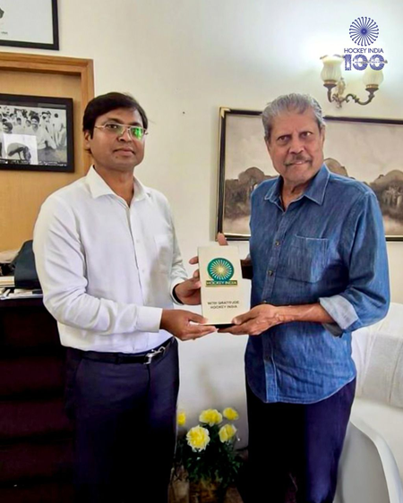 Legendary cricketer Kapil Dev meets Dilip Tirkey, lauds rise of Indian hockey talent