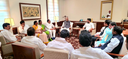 <div>T’gana CM Revanth Reddy meets Rahul Gandhi, Mallikarjun Kharge</div>