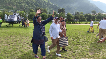 <div>U’khand cloudburst: 10 Gujarat pilgrims rescued by army, reunited with families</div>