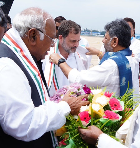 <div>Election ‘fraud’ protest: Rahul Gandhi arrives in B’luru; tight security at State EC</div>