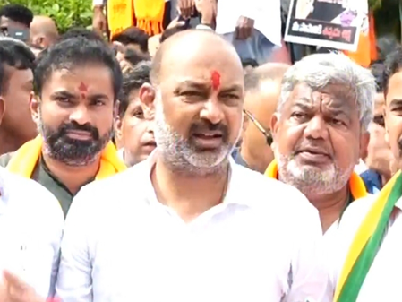 KCR tapped phones of daughter Kavitha, son-in-law and others: Union MoS Bandi Sanjay (Ld)