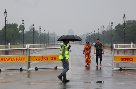 <div>Delhi-NCR wakes up to light showers, IMD issues ‘red alert’</div>