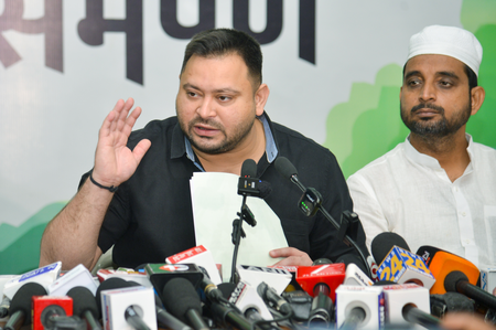 <div>Tejashwi Yadav again threatens election ‘boycott’, says ECI helping BJP</div>