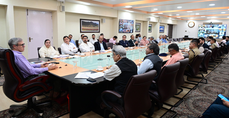 <div>J&K: Omar Abdullah orders strict action against sub-standard meat dealers</div>