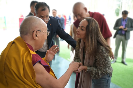 <div>Soni Razdan meets Dalai Lama, says ‘Some experiences don’t need words’</div>